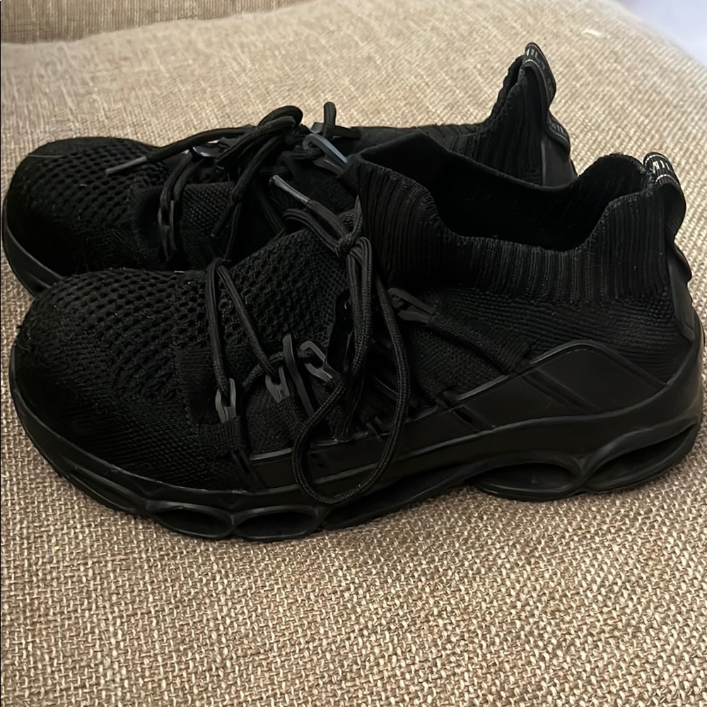 Stylish Black Women's Sneakers